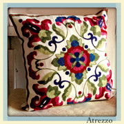 Cojines Bordados multicolor  / REF: TEX- 049 / 45 X 45 CMS./ 2 unidades / Arriendo: $ 4.000 c/u / Garantía: $ 10.000 c/u
