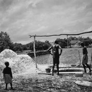 En la foto, vemos un niño contemplando a unos adultos que se turnan para cavar un pozo de forma artesanal. El poder metafórico de la imagen habla por sí mismo.