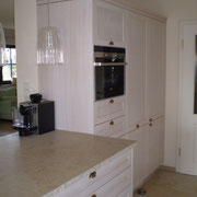 Einbauküche weiß gebeizt und lackiert.