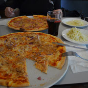 Hunger...Pizza..."Dagens...75 SEK"...