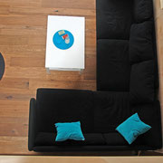 Großes Sofa in L-Form, geräuchertes Eichenparkett