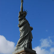 Un Monument aux Morts à l'architecture singulière : réplique de la statue de la Liberté - Monument aux Morts de Châteauneuf-la-Forêt