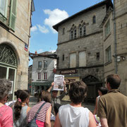 Visite de Saint-Léonard-de-Noblat : la visite se poursuit par la lecture architecturale des maisons, médiévales comme ici, ou reconstruites lors de la deuxième période de prospérité au XVIIIe siècle