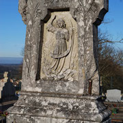 La sépulture des Filles-de-Notre-Dame (religieuses qui vivaient dans l’ancien couvent du bourg, où se trouvent aujourd’hui le foyer rural et le Musée Gay-Lussac) est remarquable par son décor et sa forme.