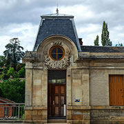 La gare de l'ancien tramway départemental est voisine de la gare ferroviaire, chose inhabituelle. Son architecture la différencie du style simple des gares du tram'. Un appel au don est lancé pour sa restauration.