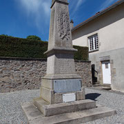 L'architecture la plus fréquente des Monuments aux Morts - ici à Saint-Julien-le-Petit