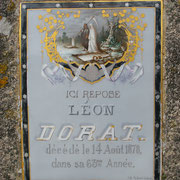 La plus belle plaque en porcelaine figure une allégorie de la mort (faucheuse vêtue de noir) faisant sortir le défunt de sa tombe, dans un décor de cimetière romantique.