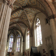 L'intérieur de la collégiale : choeur gothique (XVe siècle) et ses peintures murales du XVIe siècle, restaurées entre 2002 et 2006.