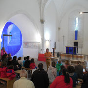 Atelier art contemporain à Saint-Amand-le-Petit : visite de l'église autour de l'oeuvre de Jean-Pierre Uhlen (2015 : fresque, vitraux, mobilier...)