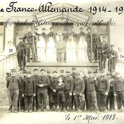 Carte postale (recto) des soldats et de l'équipe médicale de l'Hôpital Bénévole n°26 bis d'Eymoutiers prise le 1er mai 1915 (collection DE QUEYRIAUX)