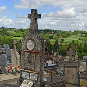 L’intérêt du cimetière réside dans ses monuments funéraires, certains ayant des formes classiques (simple stèle surmontée d’une croix)…