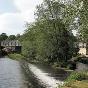 Un des seuils sur la Vienne à Eymoutiers, rappelant l'ancienne activité des moulins à eau (ces petits barrages servaient à canaliser l'eau jusqu'aux roues des moulins, qui produisaient farine, huile...et tan -poudre d'écorce- pour l'activité des tanneurs.