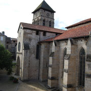 La collégiale d'Eymoutiers, construite aux XIe-XIIe siècles, a été en partie détruite lors de la Guerre de Cent Ans, ce qui explique que son choeur ait été reconstruit au XVe siècle dans le style gothique, côtoyant les parties anciennes romanes.