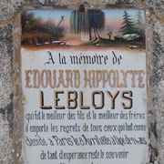 Décor de cimetière romantique avec tombe, saule pleureur et croix - Cimetière de Roziers-Saint-Georges