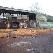 Tannerie Bastin : les fosses extérieurs, remplies des peaux pré-tannées et de poudre d'écorce - Saint-Léonard-de-Noblat