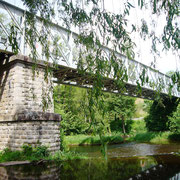 Le pont ferroviaire franchit la Vienne au coeur de la ville.