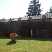 L'annexe de la librairie Vignes est abritée dans les anciennes écuries du château de la Font Macaire à Eymoutiers.