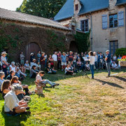 Dans la cours intérieure de la Font Macaire (Eymoutiers), autres lectures.