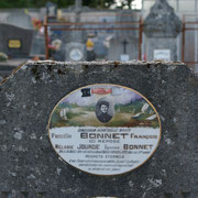 Décor de cimetière, alliance de deux mains symbolisant le mariage et photo de la défunte - Cimetière de Moissannes