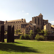 Le Pré Lanaud et les bords de Vienne à Eymoutiers, avec les sculptures contemporaines (oeuvre de Christian Lapie) et la vue sur la collégiale et l'ancien couvent.