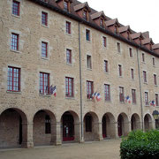 L'ancien couvent des Ursulines est l'autre monument principal d'Eymoutiers. Datant du XVIIe siècle, il fut ensuite réutilisé comme établissement scolaire, hôpital militaire durant la Première Guerre mondiale, aujourd'hui mairie et appartements.