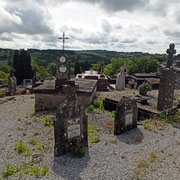 La forme du cimetière est aussi intéressante. Les différentes phases d’agrandissement sont visibles dans l’alignement des tombes, la création d’allées de plus en plus rectilignes…