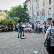 Lecture à l'ombre de l'ancien couvent d'Eymoutiers, par Philippe Radonnet.