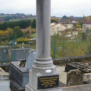 … d’autres arborant des formes particulières, telle la colonne brisée sur la tombe de Jules Tourgnol, ancien maire de St-Léonard et député du département.