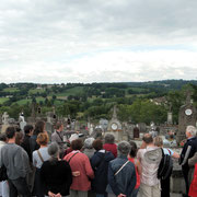 La visite concerne la partie ancienne du cimetière de St-Léonard, véritable livre d’histoire et d’histoire de l’art.