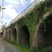 Le pont ferroviaire auprès duquel vous passerez pour rejoindre les bords de Vienne dans le quartier des tanneurs (rue des Barrys).