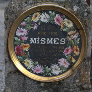 L’autre intérêt du cimetière : les plaques en porcelaine,liées à la production locale de porcelaine (environ 1000 plaques pour 1900 tombes ici, mais elles existent dans tous les cimetières du secteur). Les décors floraux sont nombreux (noir rare).