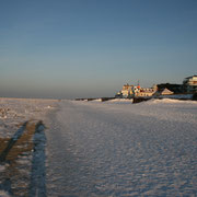 An dem verschneiten Strand kann man jetzt schöne Spazergänge unternehmen - man ist fast für sich alleine