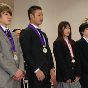 大宮中央高校　右から大宮百合恵さん（剣道個人戦優勝、剣道団体戦優勝）、佐藤結花さん（剣道団体戦優勝）、矢野尾佳純さん（軟式野球準優勝）、鉢嶺真さん（軟式野球準優勝）