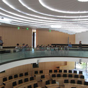 Die deutschen Schüler im Plenarsaal des Landtages.