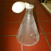 Auf einen auf -20°C gekühlten Erlenmeyerkolben wurde ein Luftballon gestülpt.