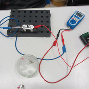 Ein NTC-Widerstand im Experiment.