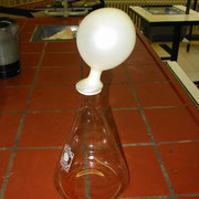 Endergebnis bei ca. 50°C warmen Glasgefäß. Erwärmung führt im allgemeinen zu einer Ausdehnung von Stoffen.