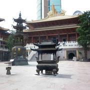JinAn Temple mitten in der Stadt.
