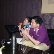 Wendy und Zhaohai sangen chinesische Lieder.