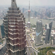 Der Blick aus dem 'Flaschenöffner', dem World Financial Center, auf den JinMao Tower