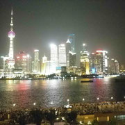 Der Blick auf Shanghai Pudong bei Nacht.