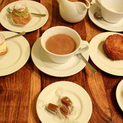 des gâteaux merveilleux dans un endroit adorable