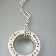 Massiver, schwerer Statement-Ring aus 925er Silber an Kugelkette.