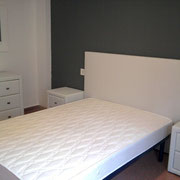 Dormitorio de matrimonio todo en piel blanca .