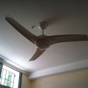 Ventilador con mando a distancia , muy veloz .