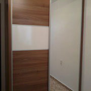 Armario de dos puertas correderas una puerta con espejo.