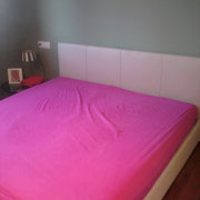 Cama de matrimonio en piel crema.