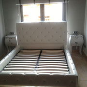 Cama de piel con cristales incrustados