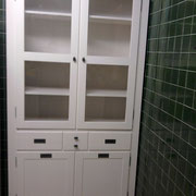 Armario de dos puertas de cristal y dos de madera con cajones , perfectos para cocinas .