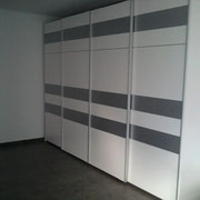 Armario de puertas correderas  , impresionante distribucion en su imterior .